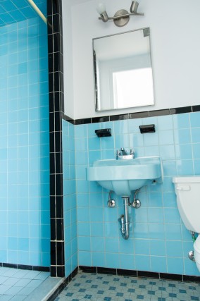 salle de bain avec cabine de douche