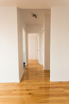 couloir avec plancher de bois