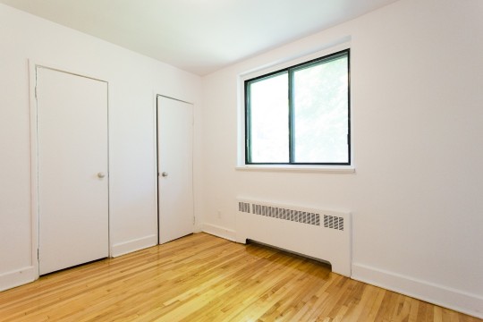 Chambre à coucher avec 2 garde-robes