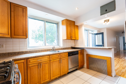 6001 Cote Saint Luc – 209