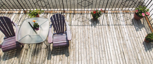 Placements Mayne: vue d'une terrasse avec chaises et tables de patio