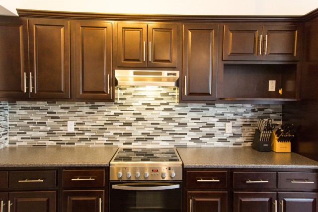Bucătărie renovată cu Backsplash mozaic