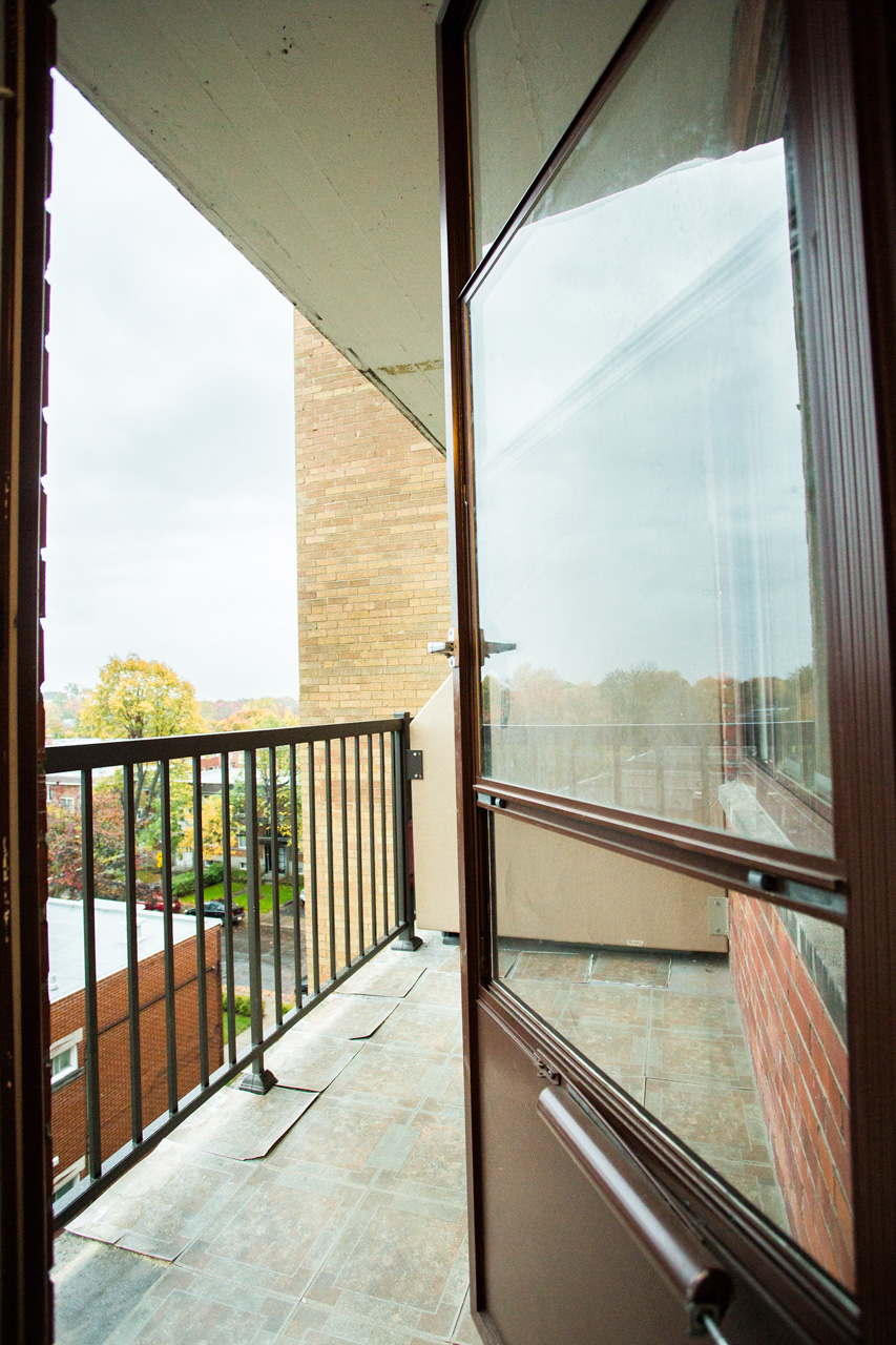 balcon donnant sur quartier paisible
