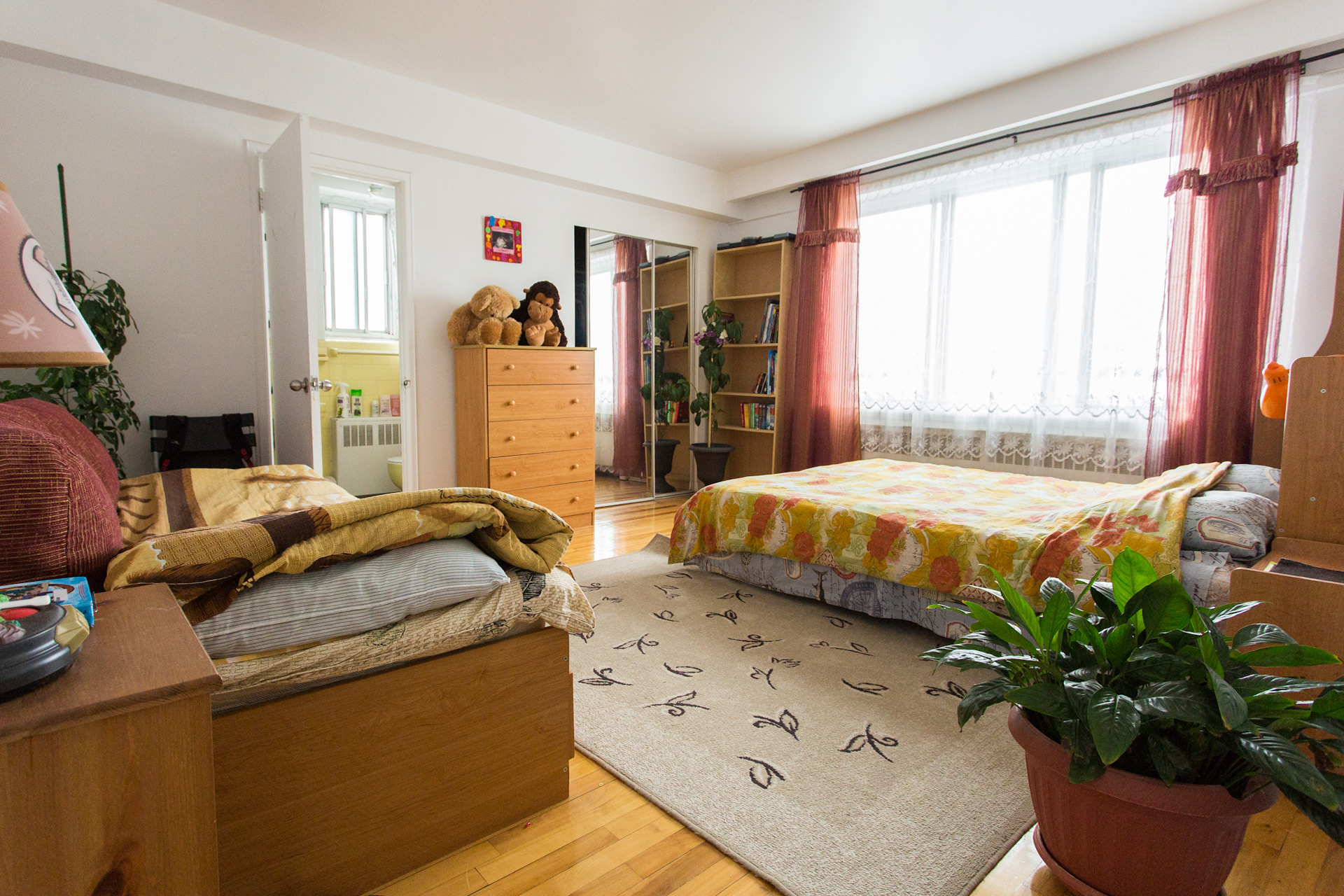 Chambre principale avec salle de bain en suite