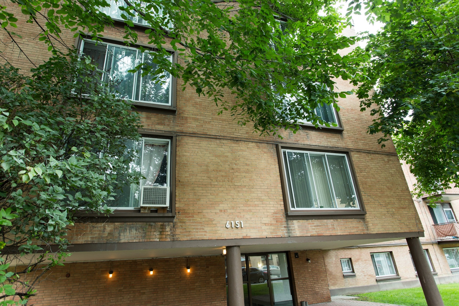 intrare frontală 6151 Cote-Saint Luc