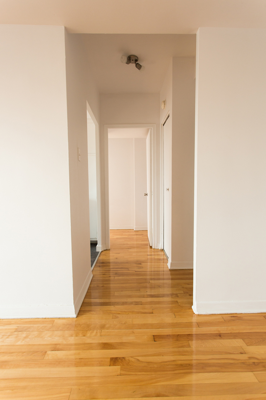 couloir avec plancher de bois
