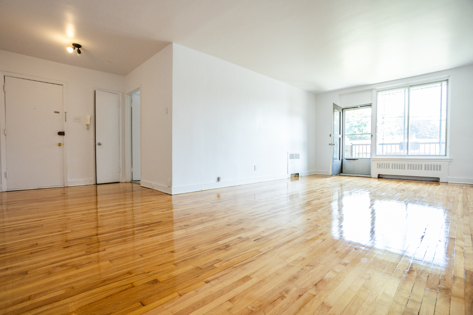 6151 Côte Saint-Luc – 218