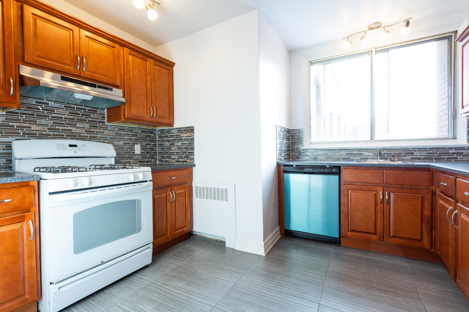 6151 Cote Saint-Luc - 411