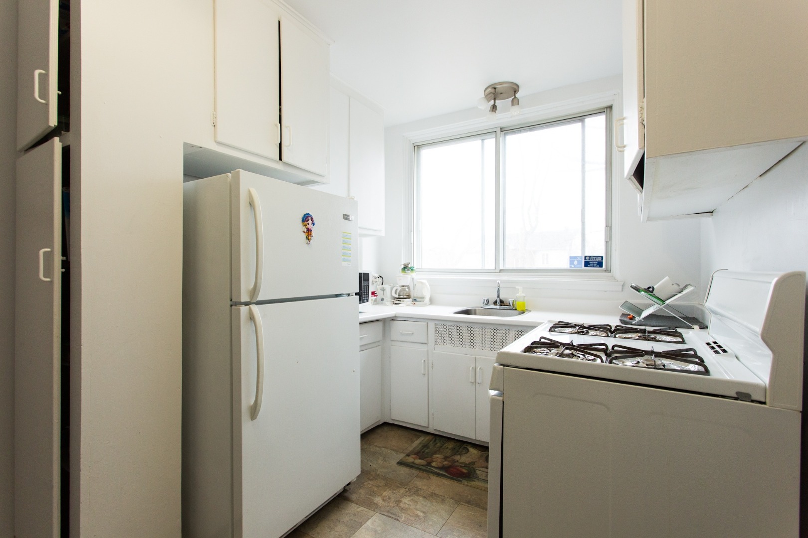 Kitchen with fridge and gaz stove